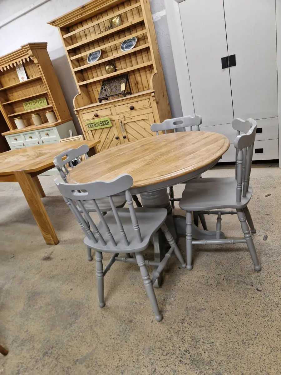 Oak tripod table,  4 chairs, grey - Image 1