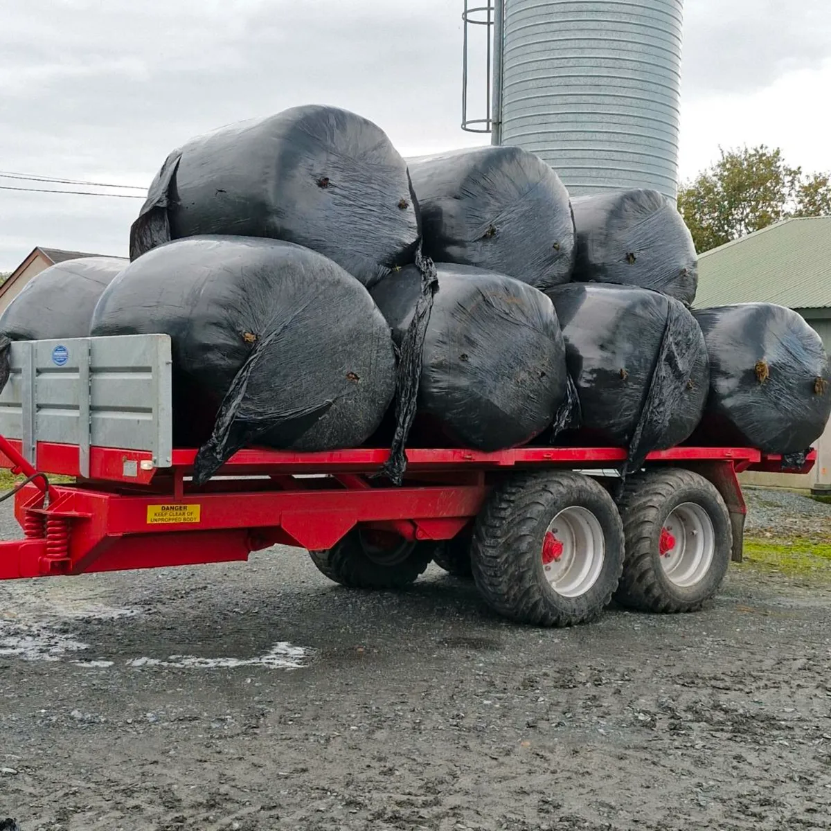 Tractor and trailer for hire. - Image 2