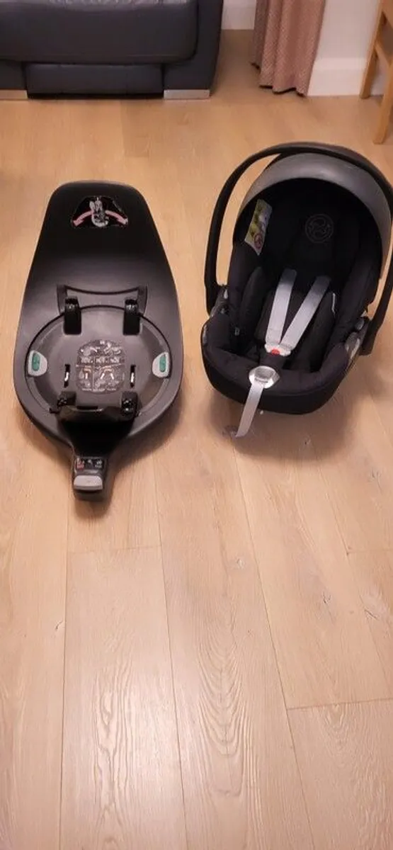 Cybex Cloud Z i-size car seat and base - Image 1