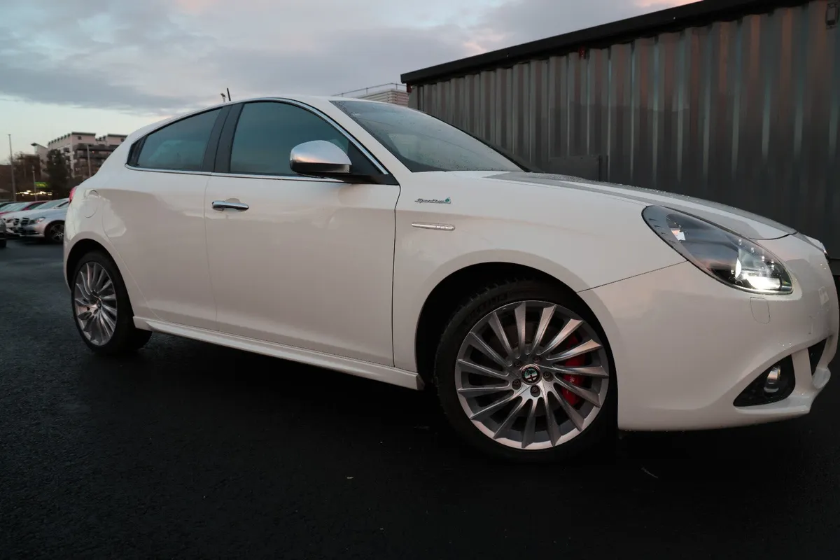 ALFA ROMEO 2015 PEARL WHITE - Image 2