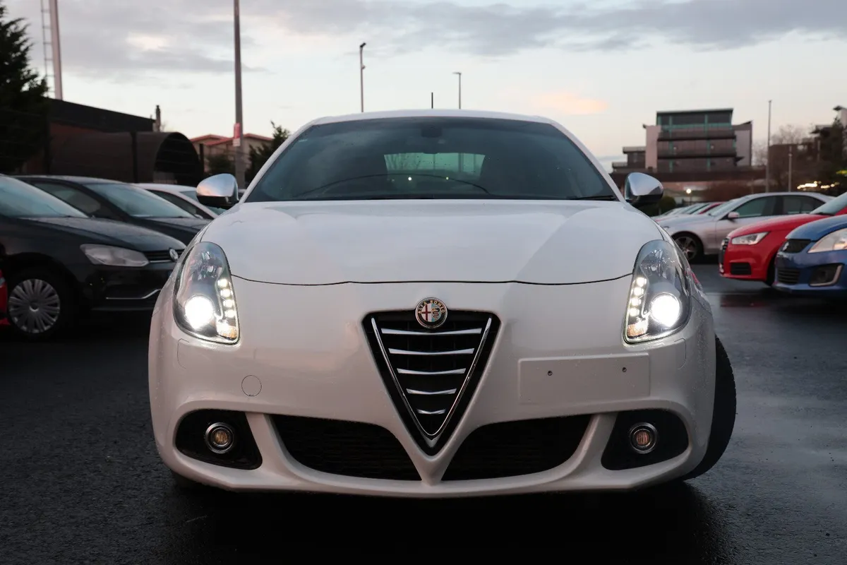 ALFA ROMEO 2015 PEARL WHITE - Image 1