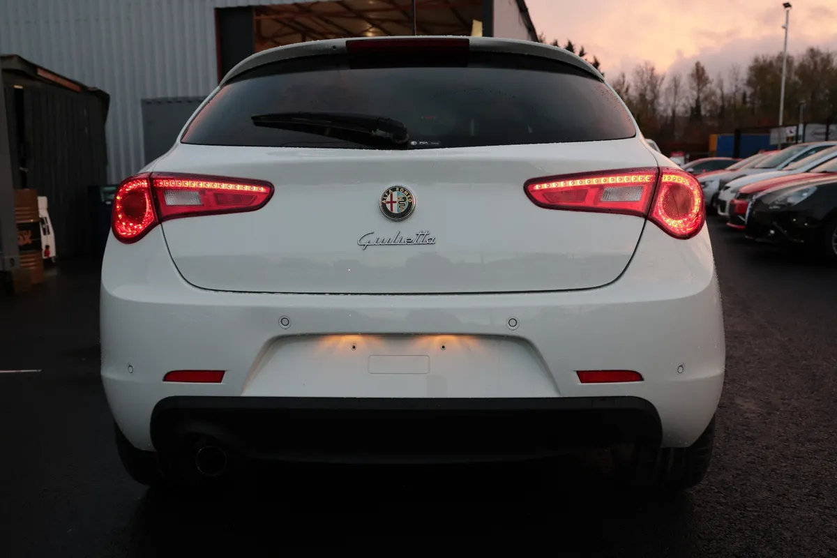 ALFA ROMEO 2015 PEARL WHITE - Image 4