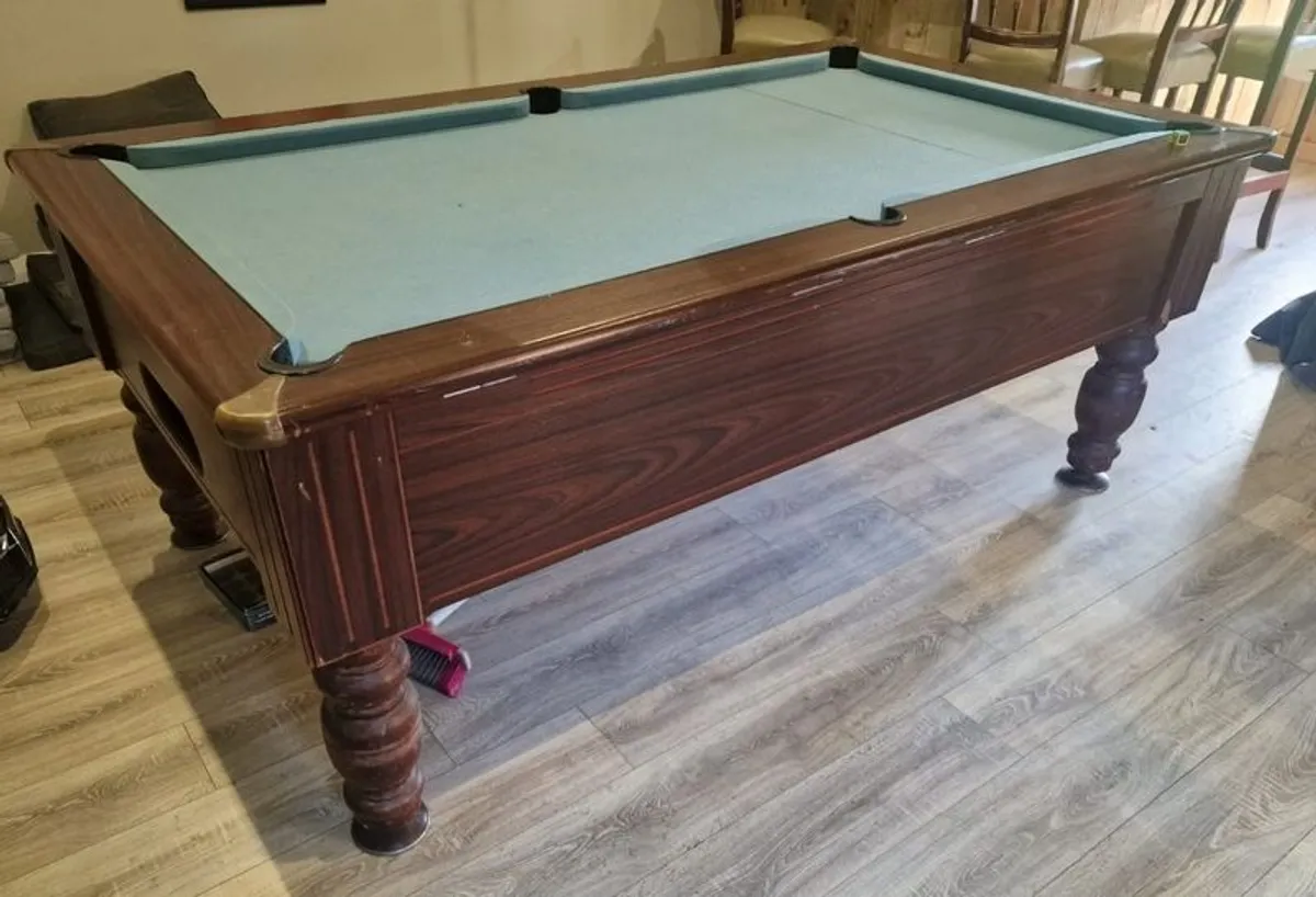 Pool table - Image 1