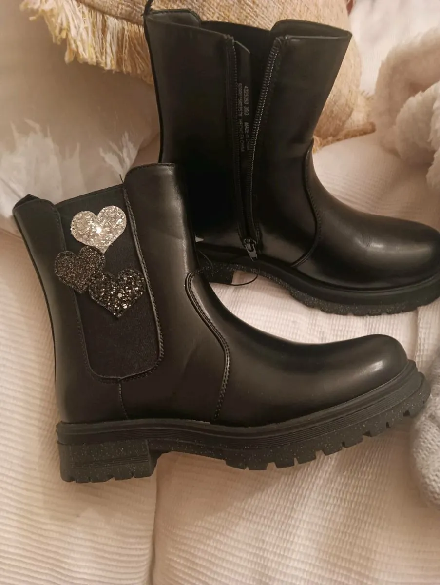 Beautiful 10year old girls new boots and clothes - Image 2