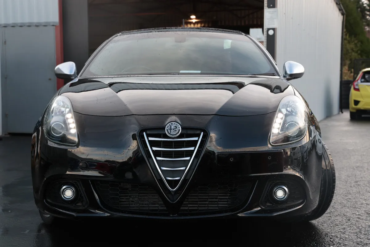 ALFA ROMEO SPORTS 2015 BLACK - Image 1