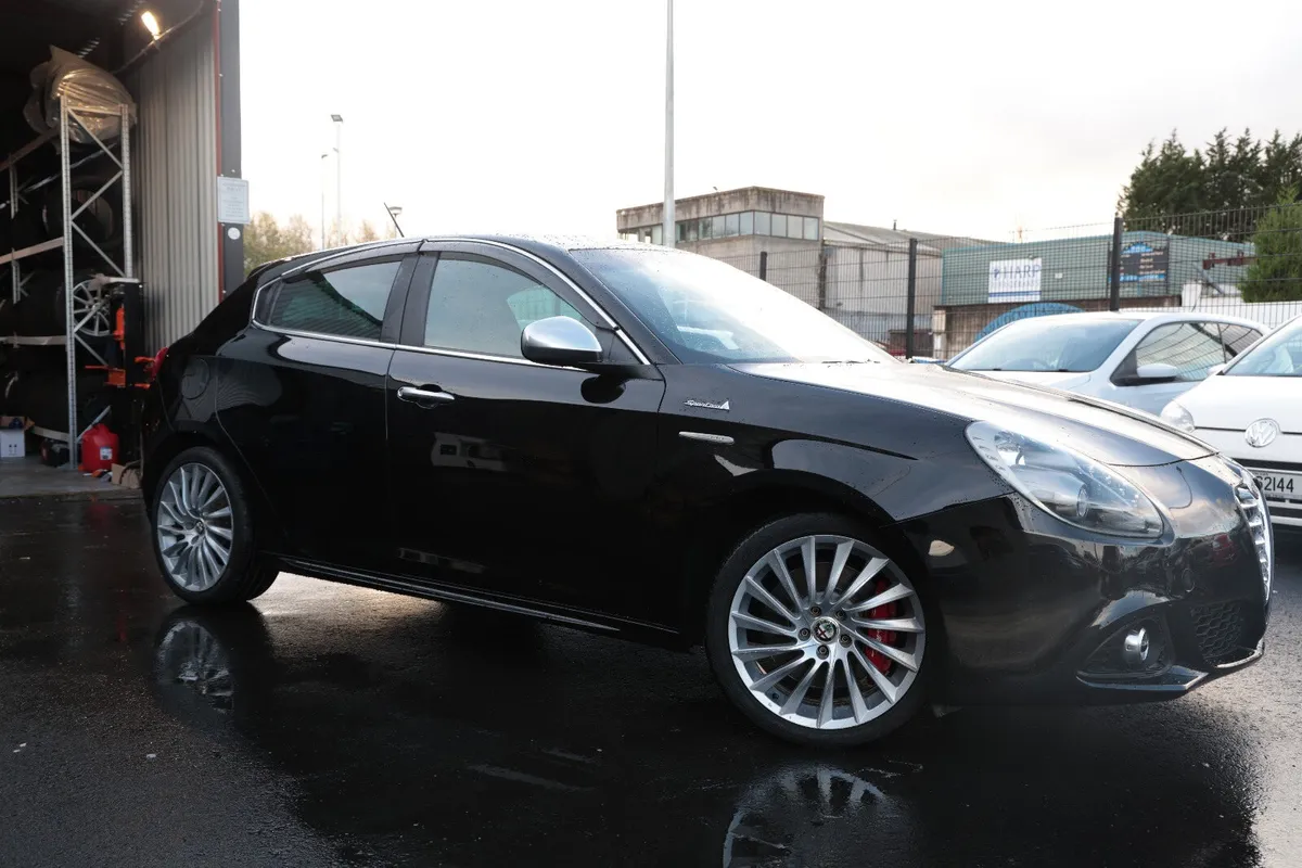 ALFA ROMEO SPORTS 2015 BLACK - Image 3