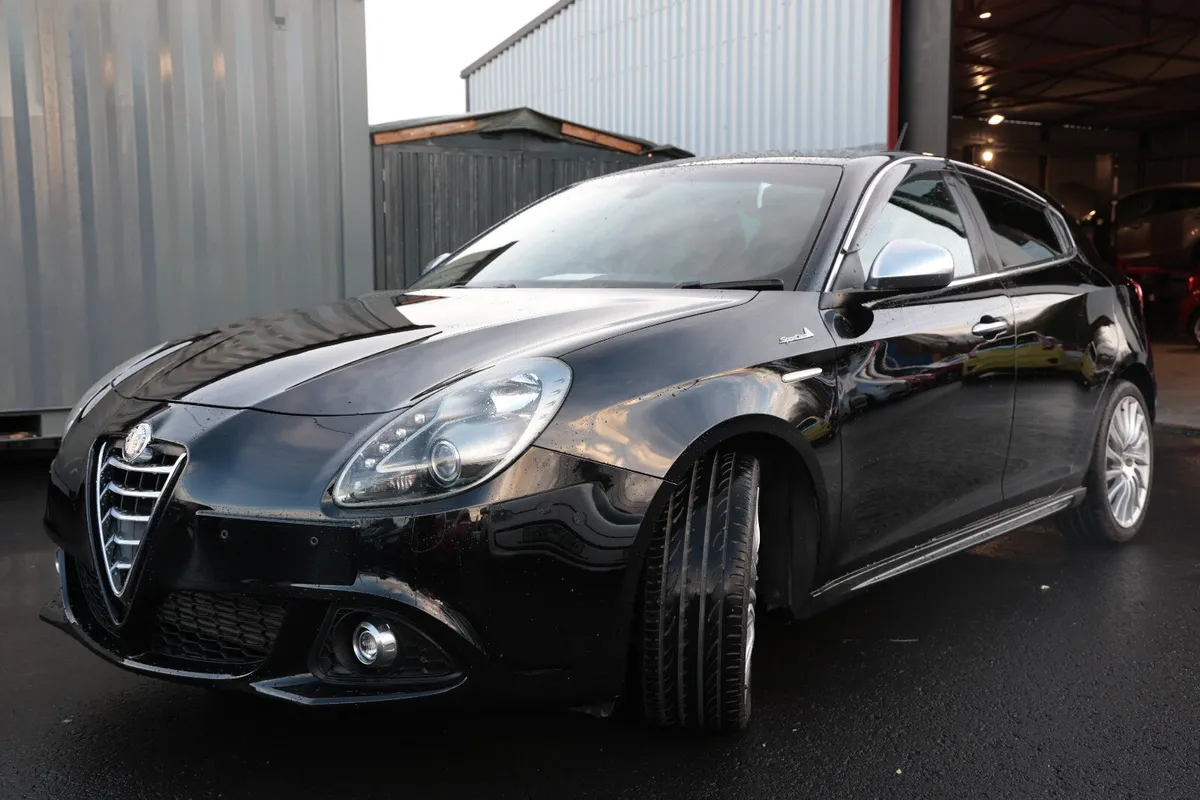 ALFA ROMEO SPORTS 2015 BLACK - Image 2