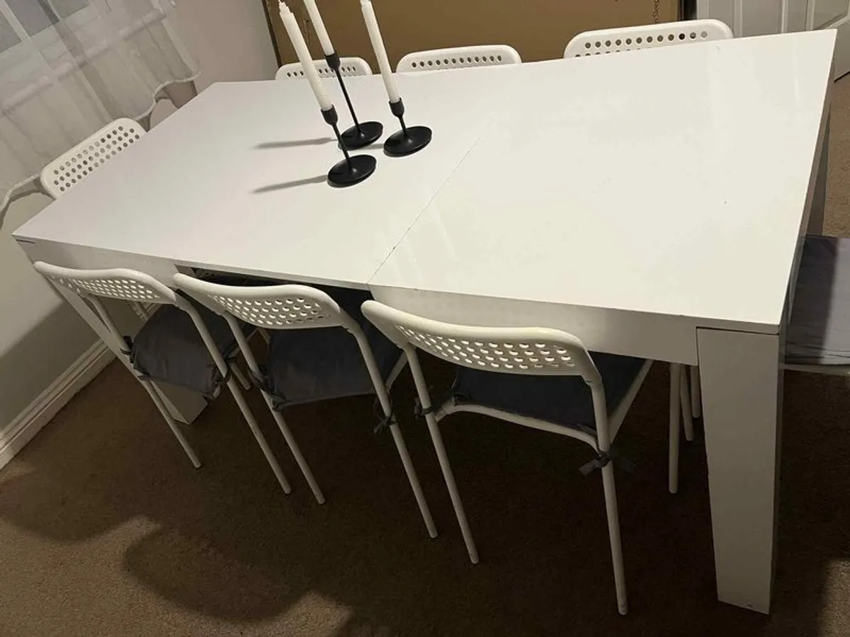 Extendable dining table - Image 1