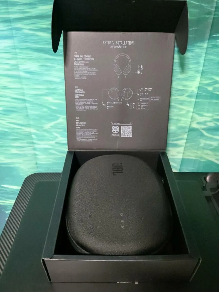 JBL Tour One M2 Wireless - Image 2