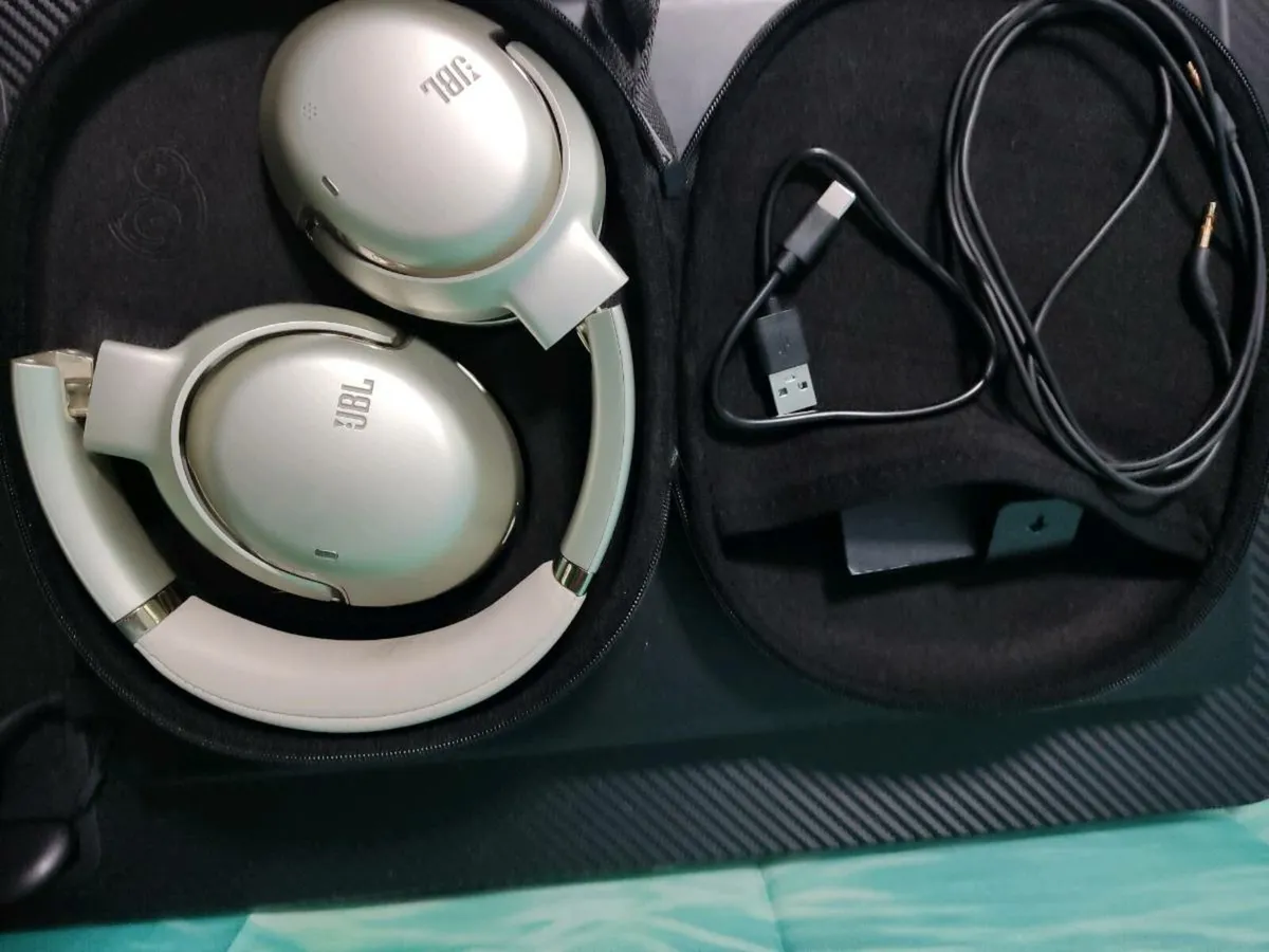 JBL Tour One M2 Wireless - Image 4