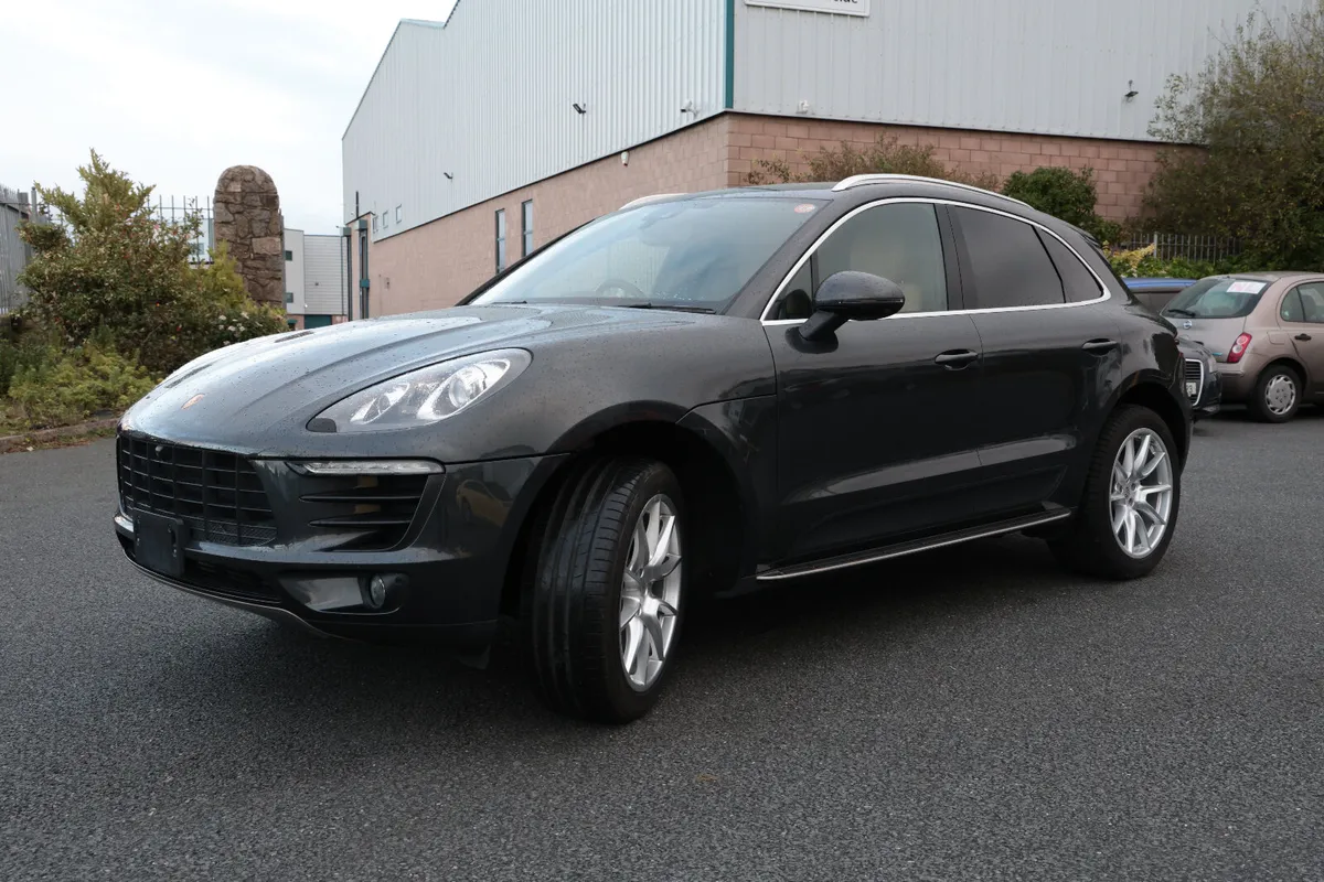 PORSCHE MACAN BLACK 2018 - Image 2