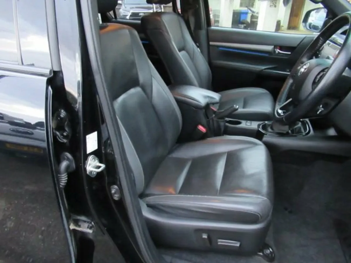 2.8 D-4D Invincible X Pickup Double Cab 4dr Diesel - Image 3