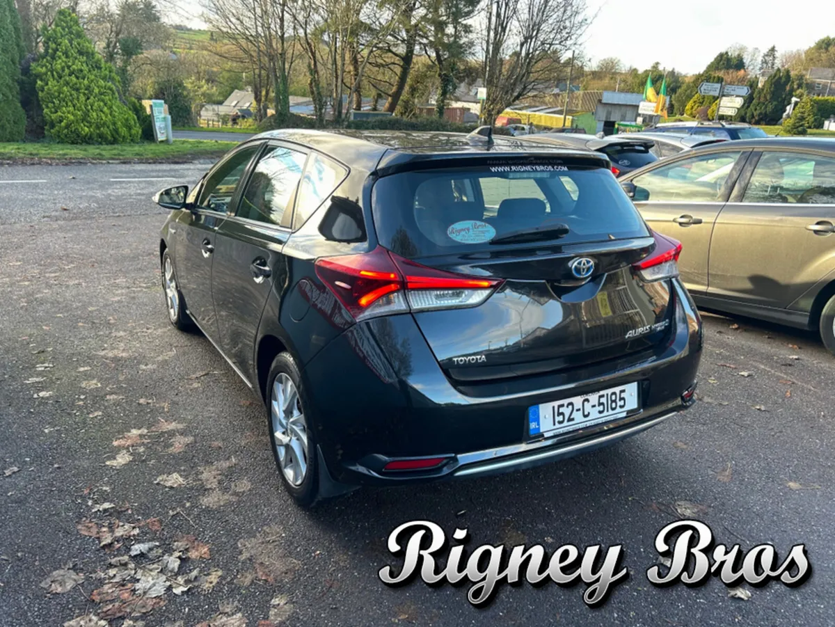 Toyota Auris 1.8 HYBRID LUNA 4DR AUTO - Image 4