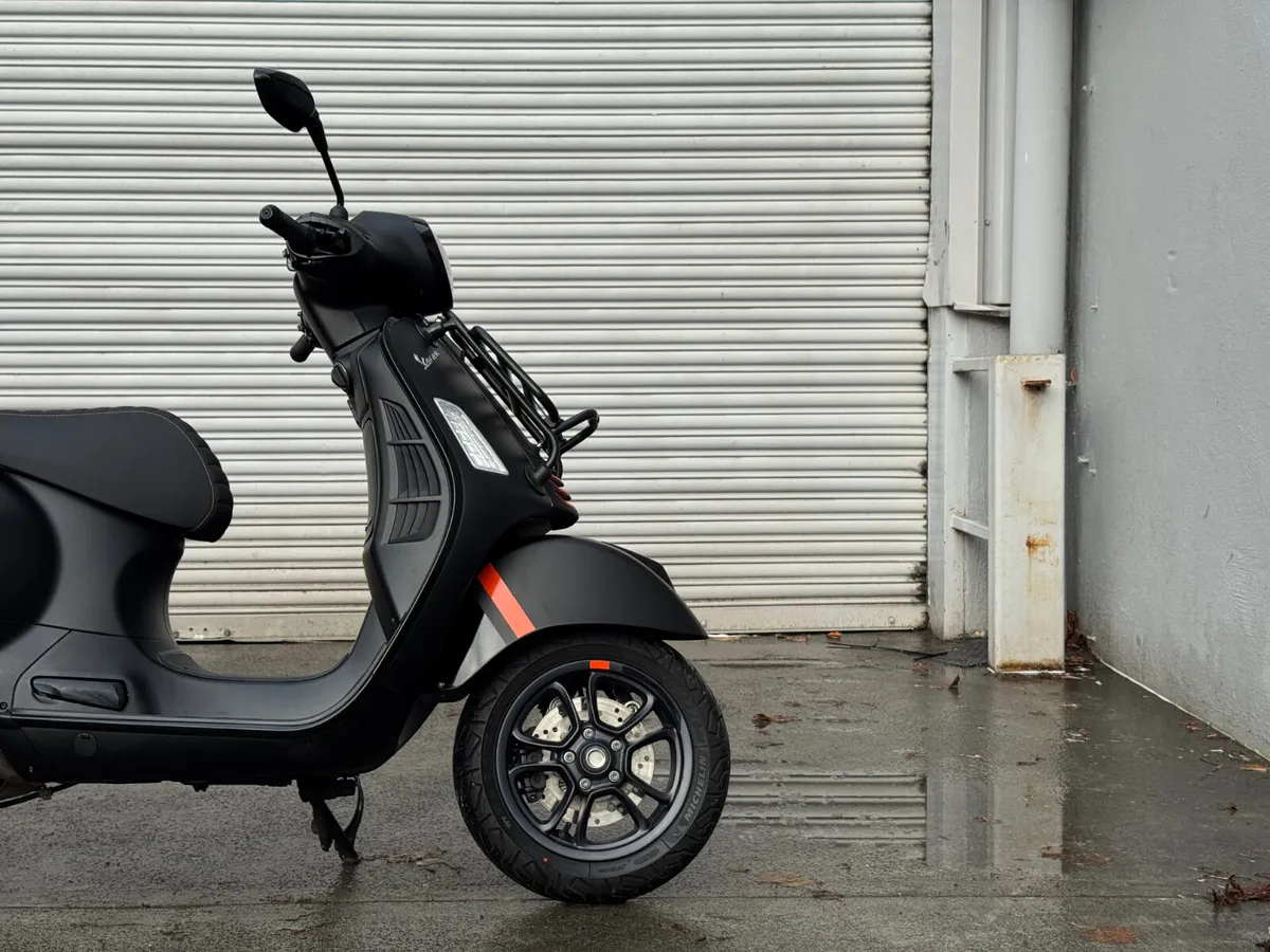 Vespa GTS 300 SuperSport 2024 - Image 2