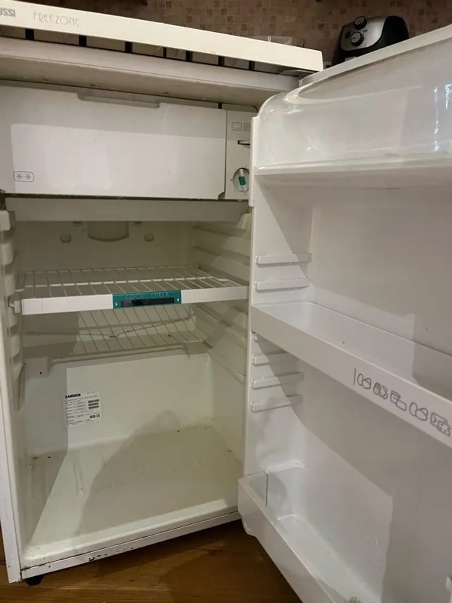 Zanussi fridge freezer - Image 2