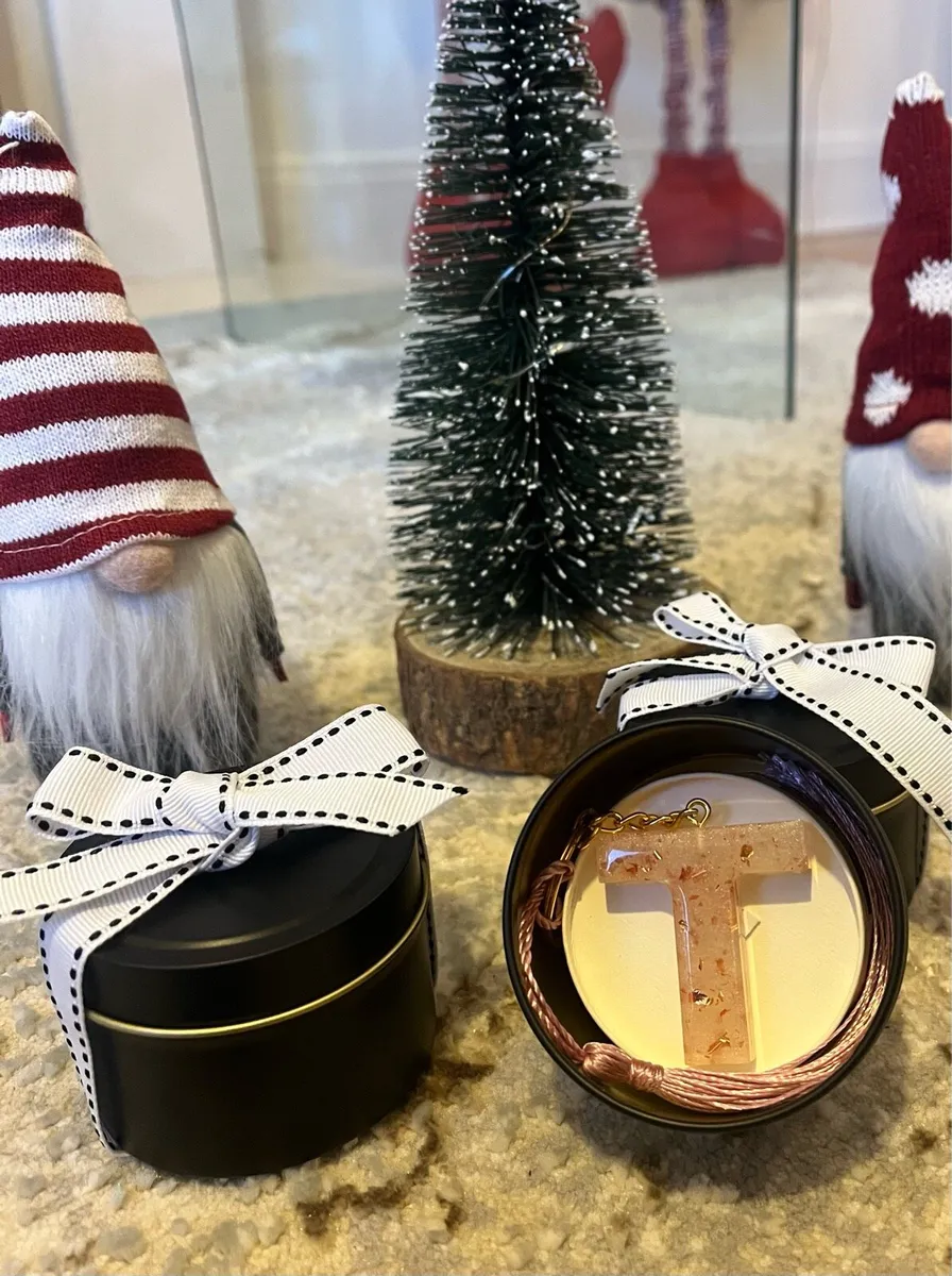 Letters Keychain includes box and ribbon - Image 3