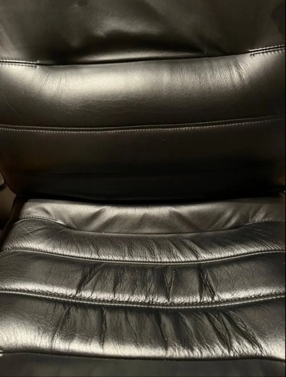 Office table and chairs - Image 1