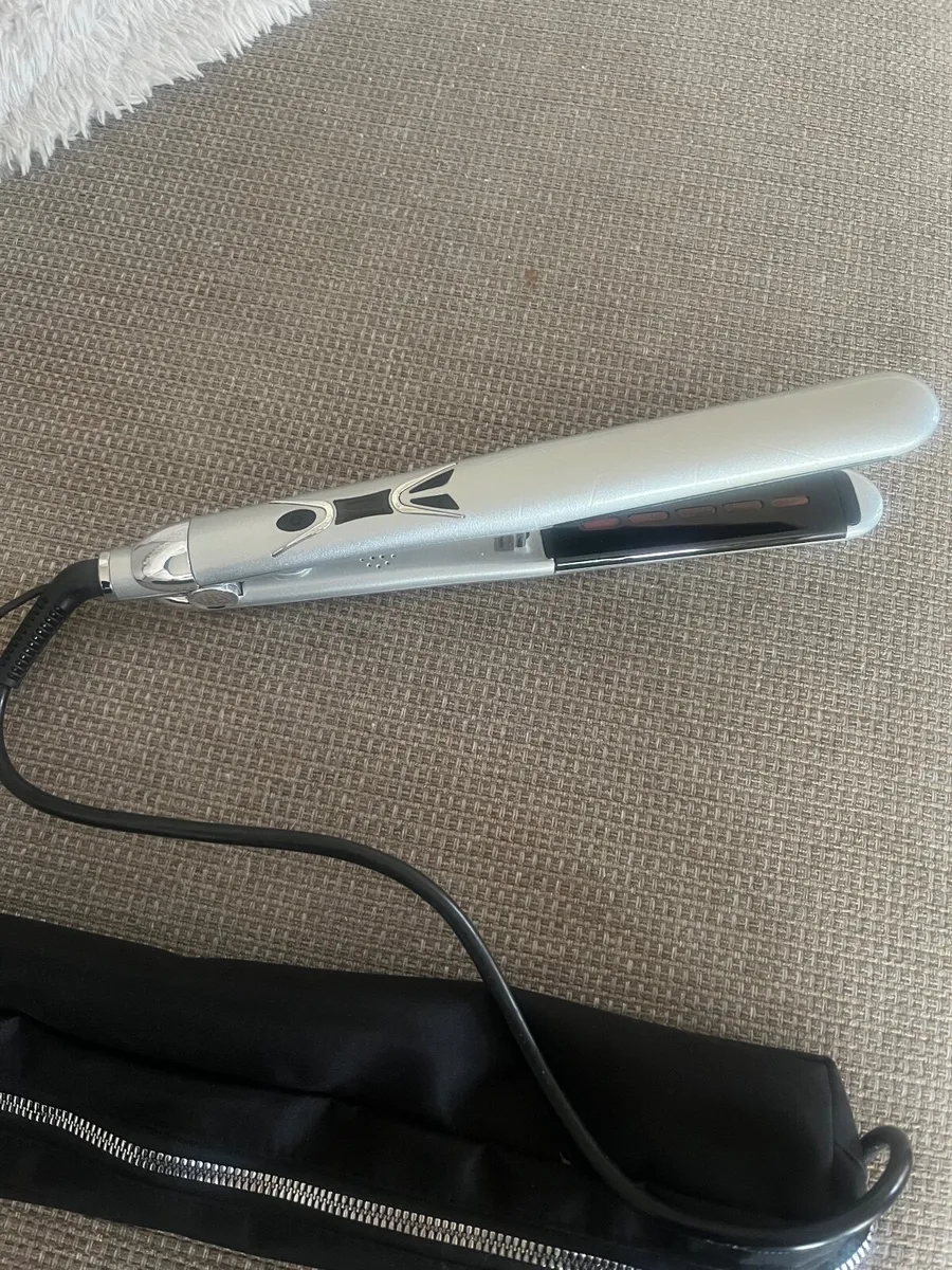Hair straighteners - Image 1