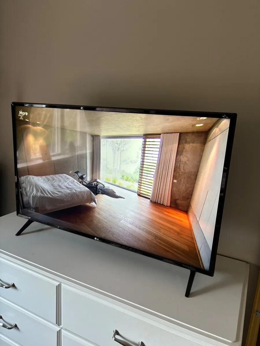 LG Smart Television - Image 3
