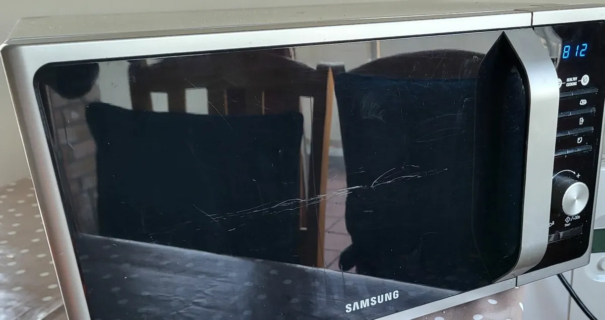 Microwave Samsung 23L 800W - Very good condition - Image 1