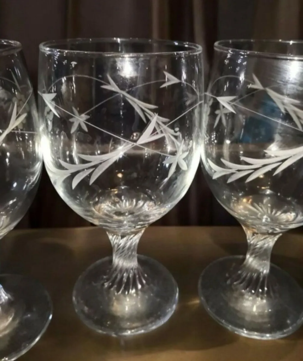 Hand etched elegant twisted stem glass set - Image 2