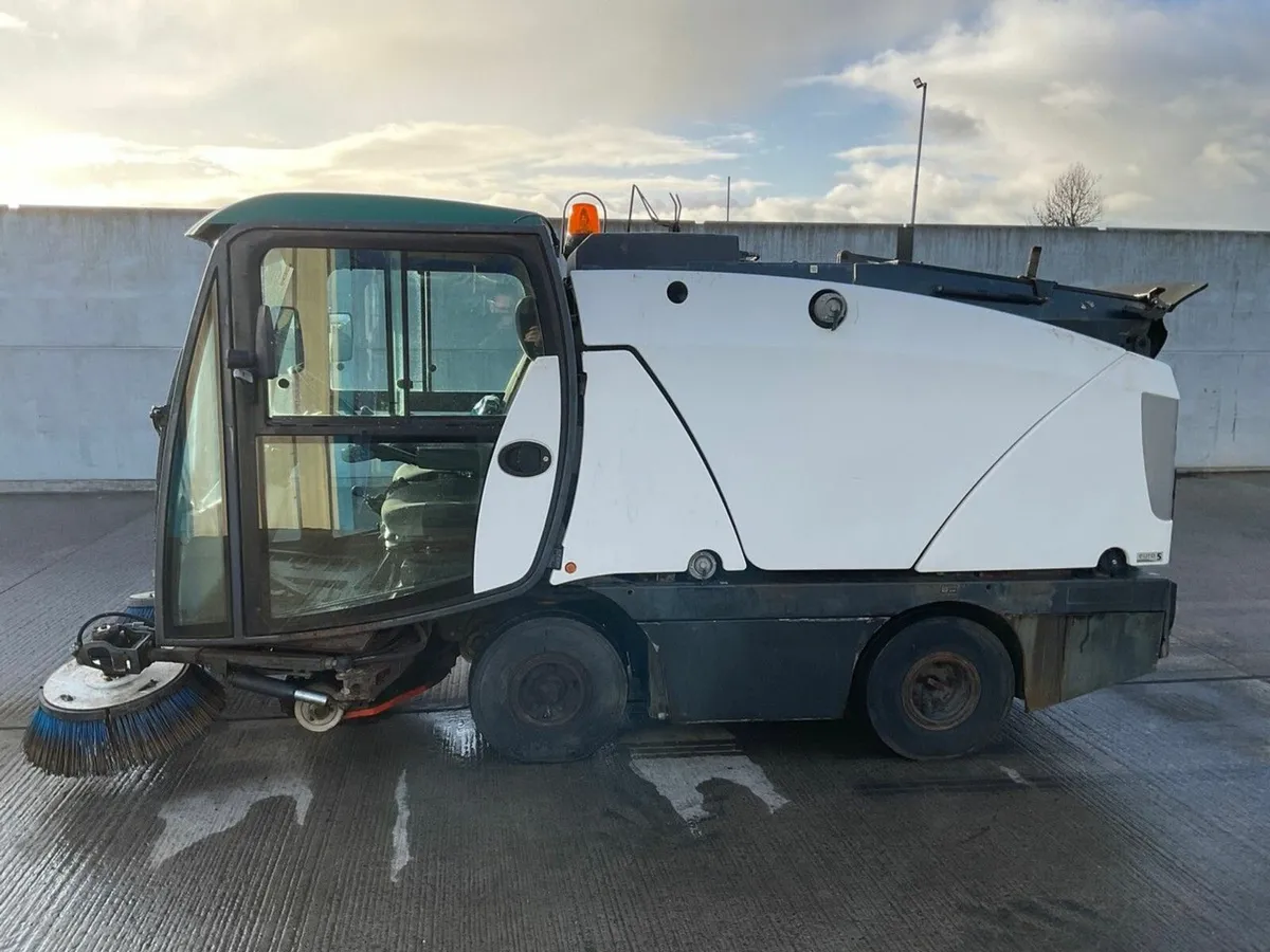 JOHNSTON 142A 101T  4 TON DIESEL ROAD SWEEPER - Image 4