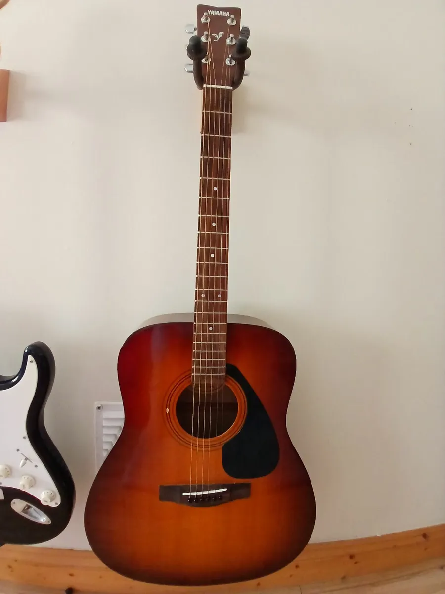 Yamaha guitar, case, strap & capo - Image 1