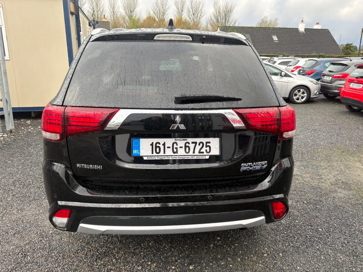 2016 Mitsubishi Outlander hybrid 4x4 - Image 4