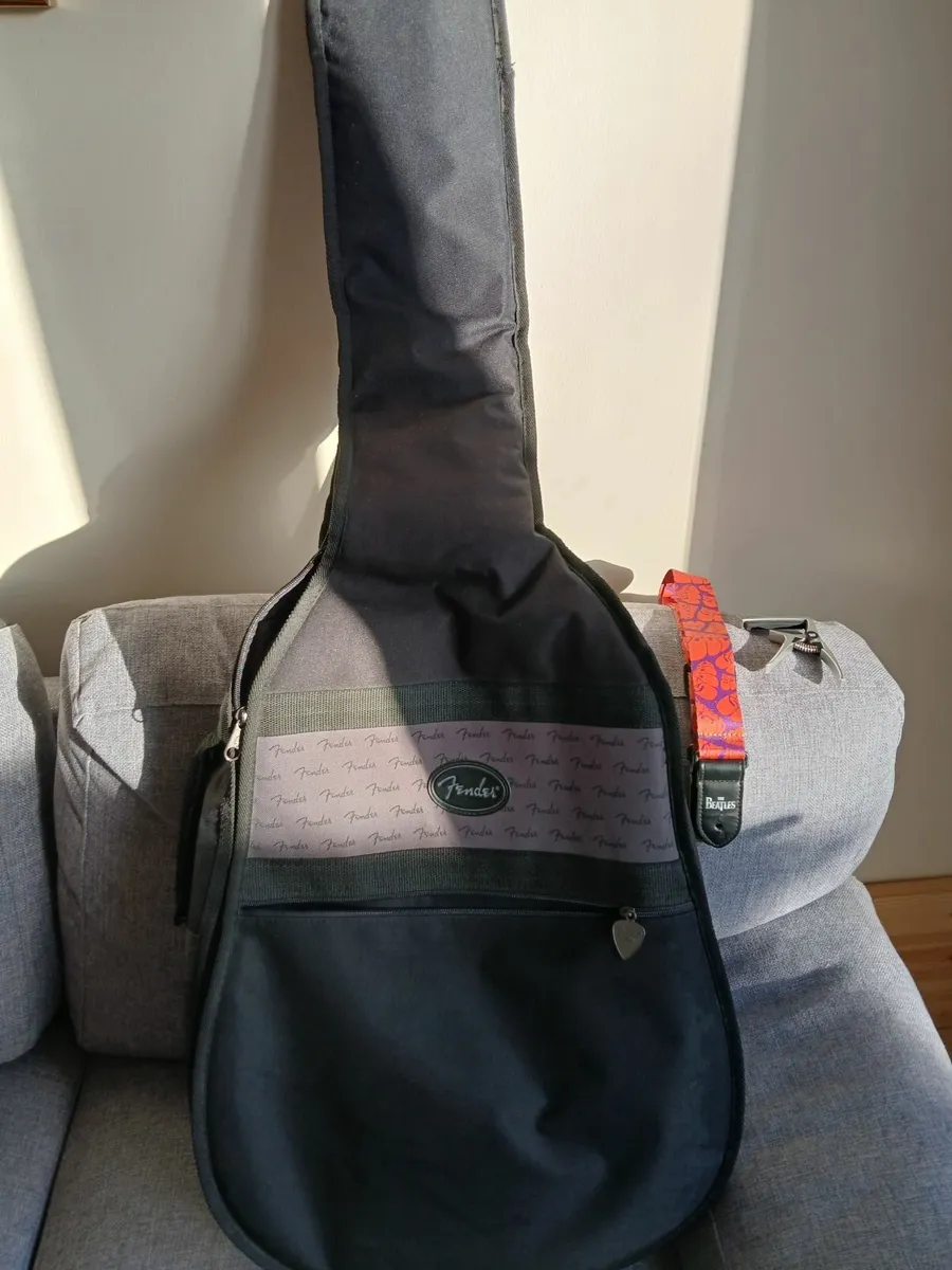 Yamaha guitar, case, strap & capo - Image 3