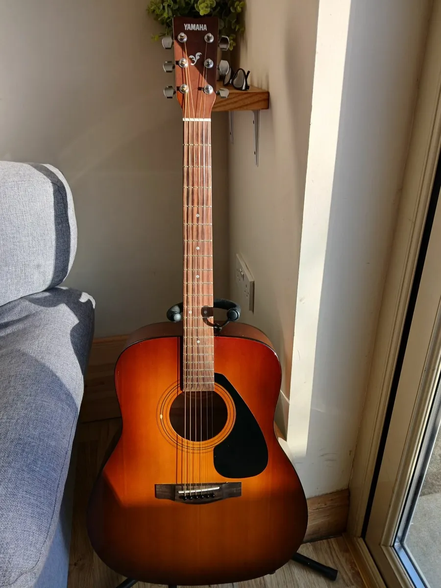 Yamaha guitar, case, strap & capo - Image 4