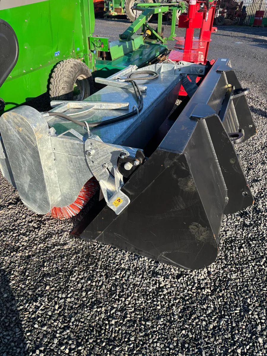 Bloomer 7ft6" Hyd Sweeper and Bucket - Image 1