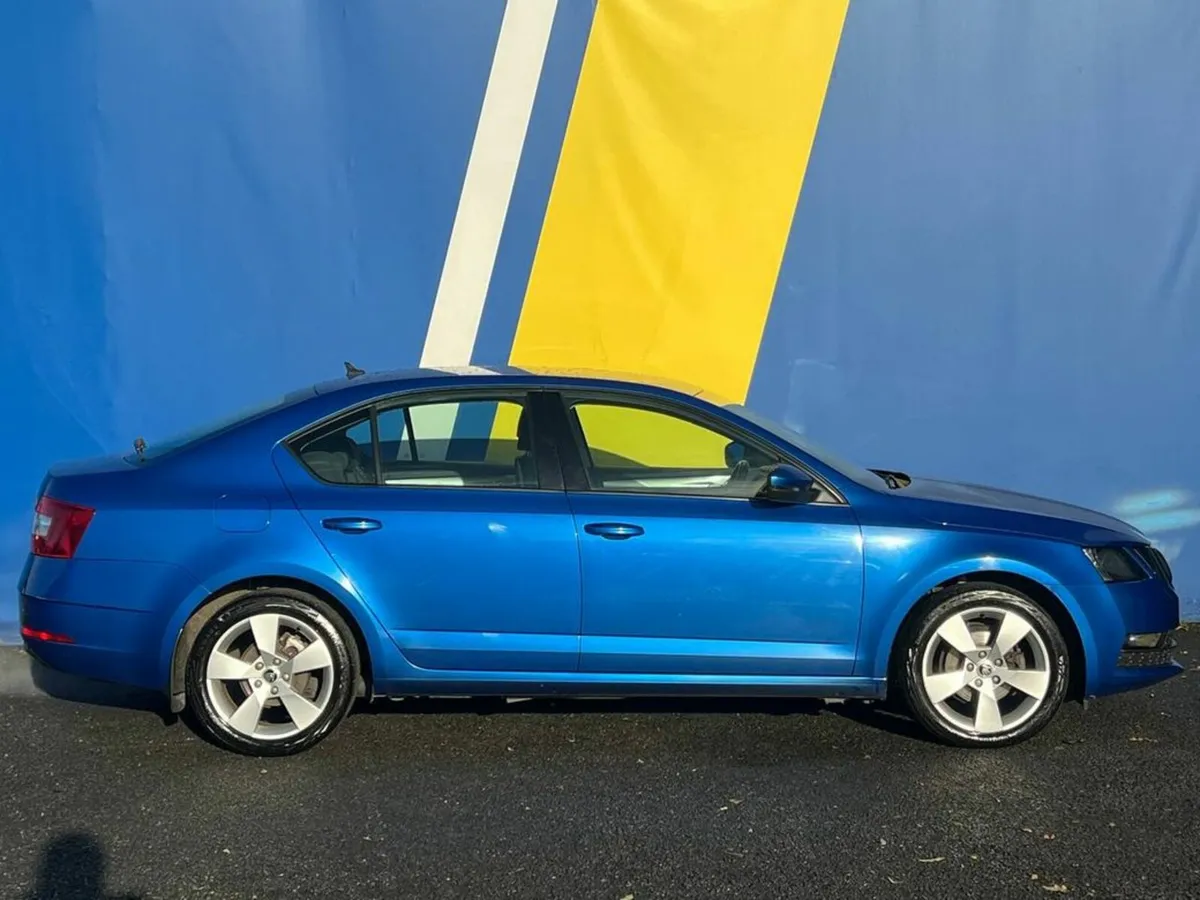 Skoda Octavia 1.6 CR // PARKING SENSORS // SAT NAV - Image 2