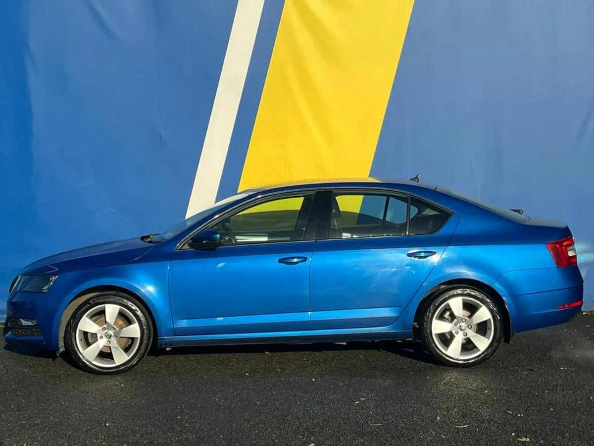 Skoda Octavia 1.6 CR // PARKING SENSORS // SAT NAV - Image 3