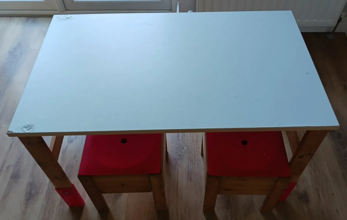 Kids table - Image 1