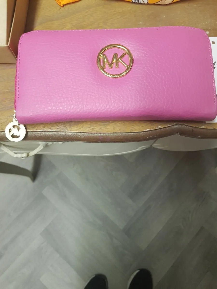 Mk purse....10e