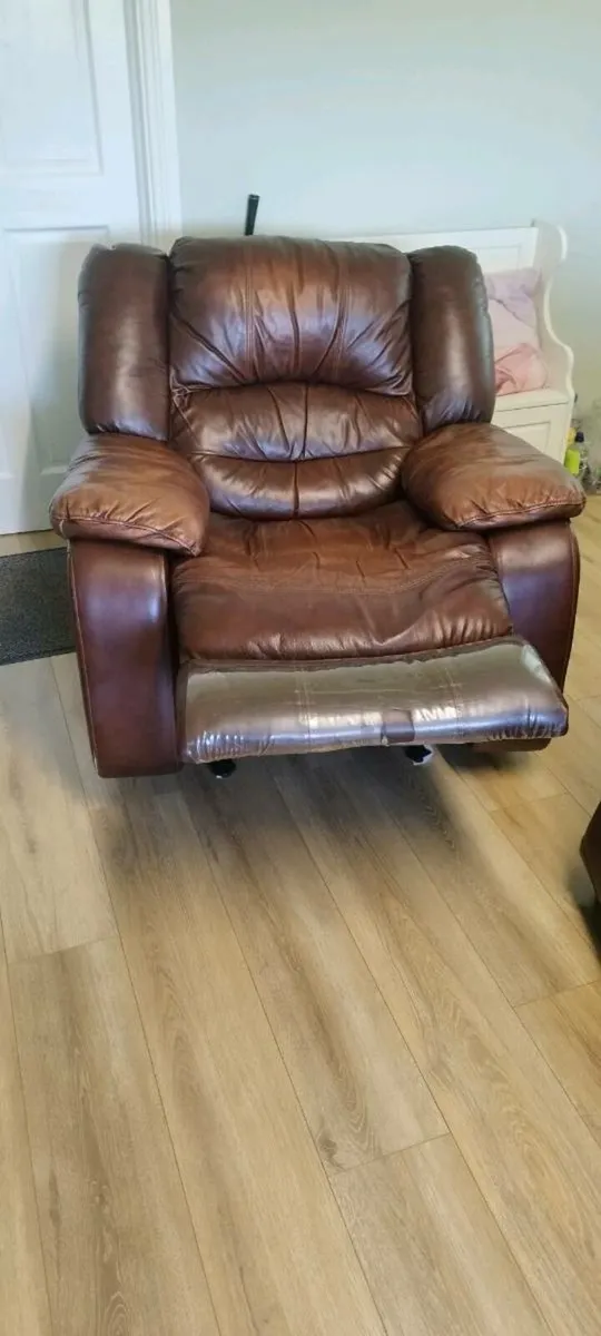 3 piece setee - Image 2