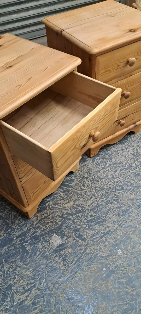 Pair vintage pitch pine bedside lockers - Image 4