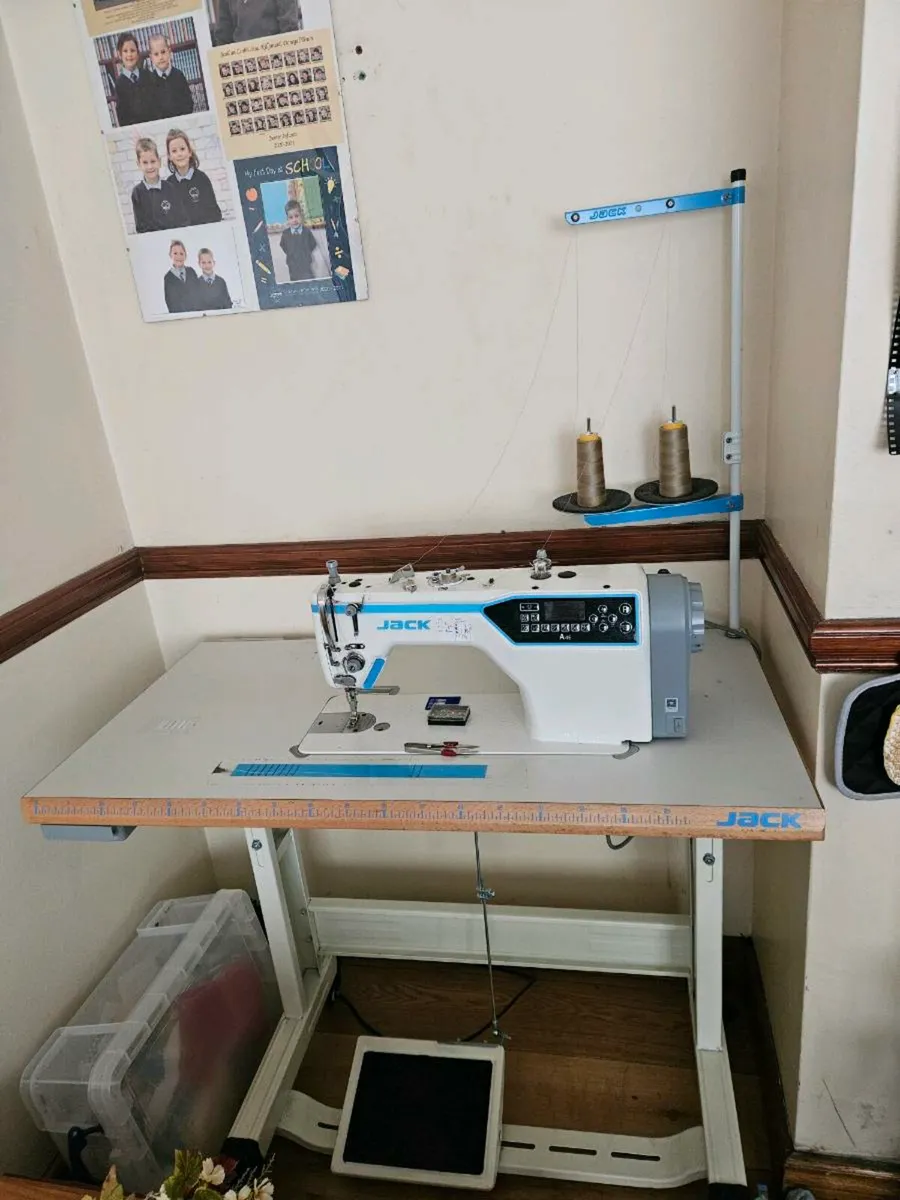 Jack sewing machine - Image 1