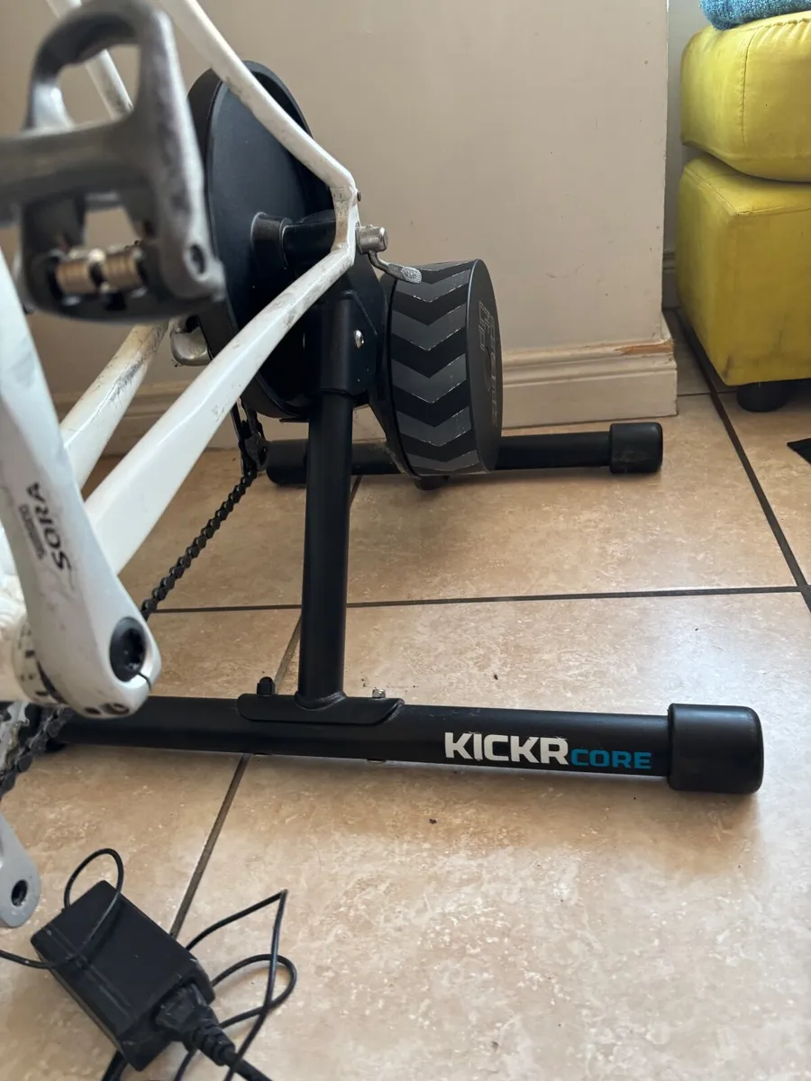 Wahoo KickR core Smart Turbo trainer with bike - Image 2