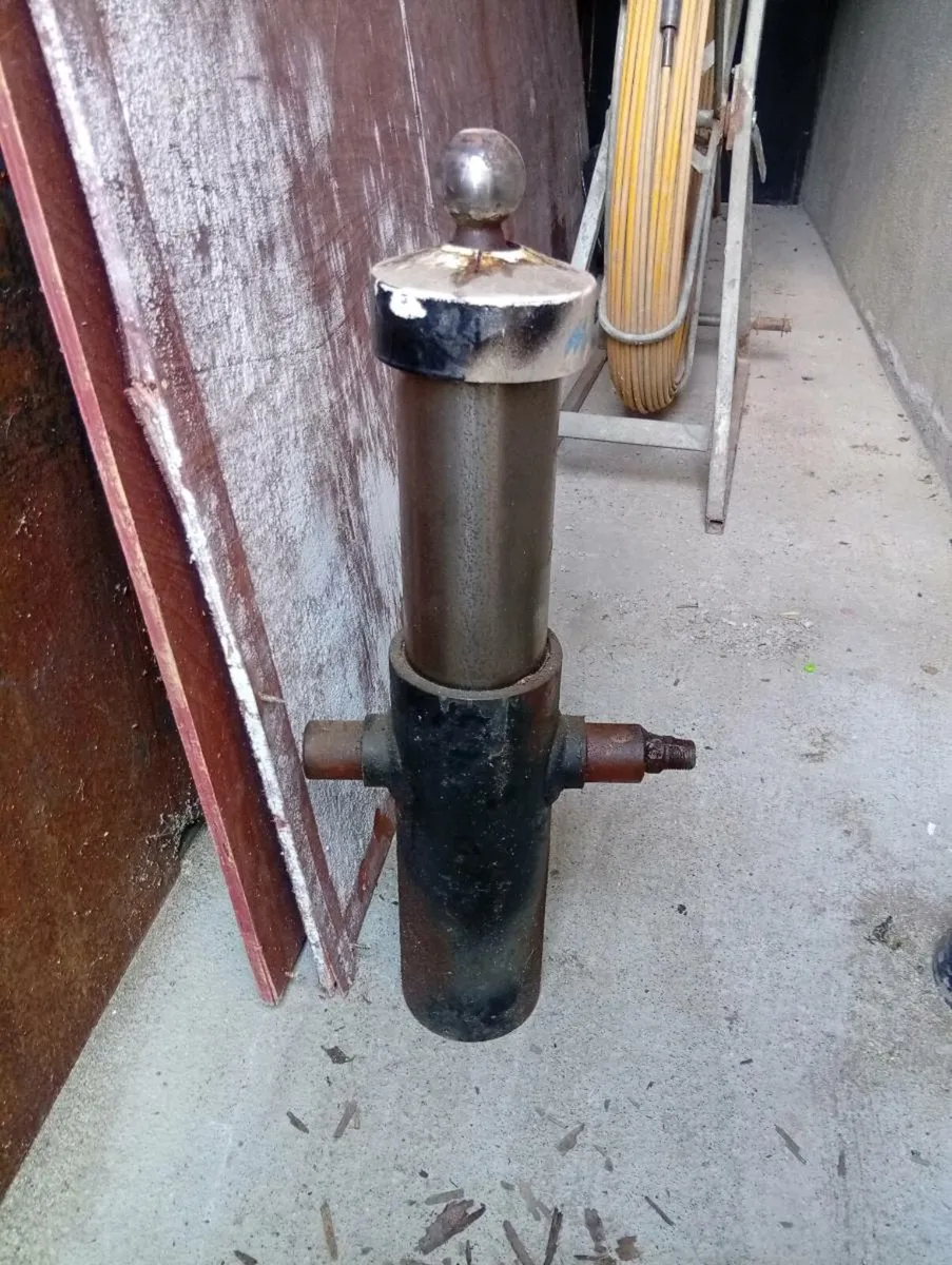 hydraulic ram - Image 1