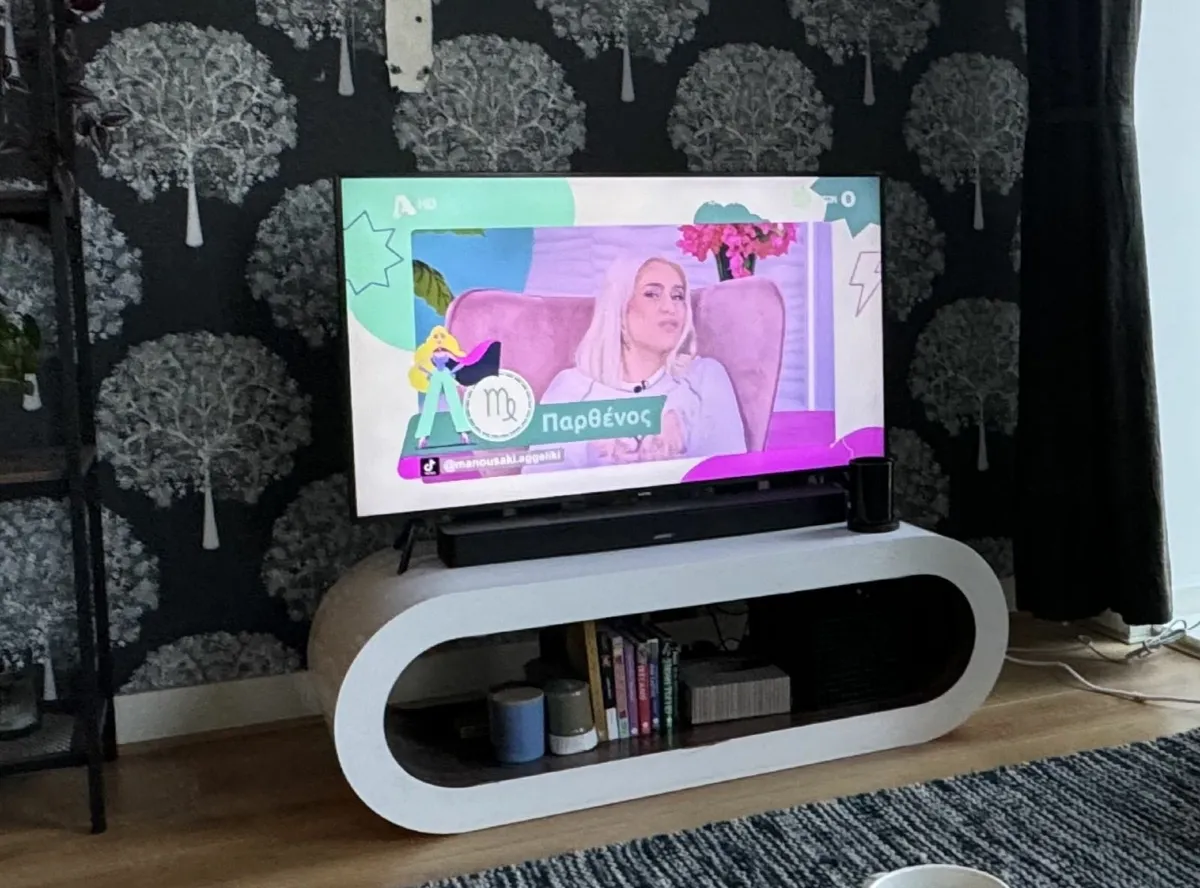 Samsung 43" Crystal UHD 4K HDR Smart TV - like new - Image 1