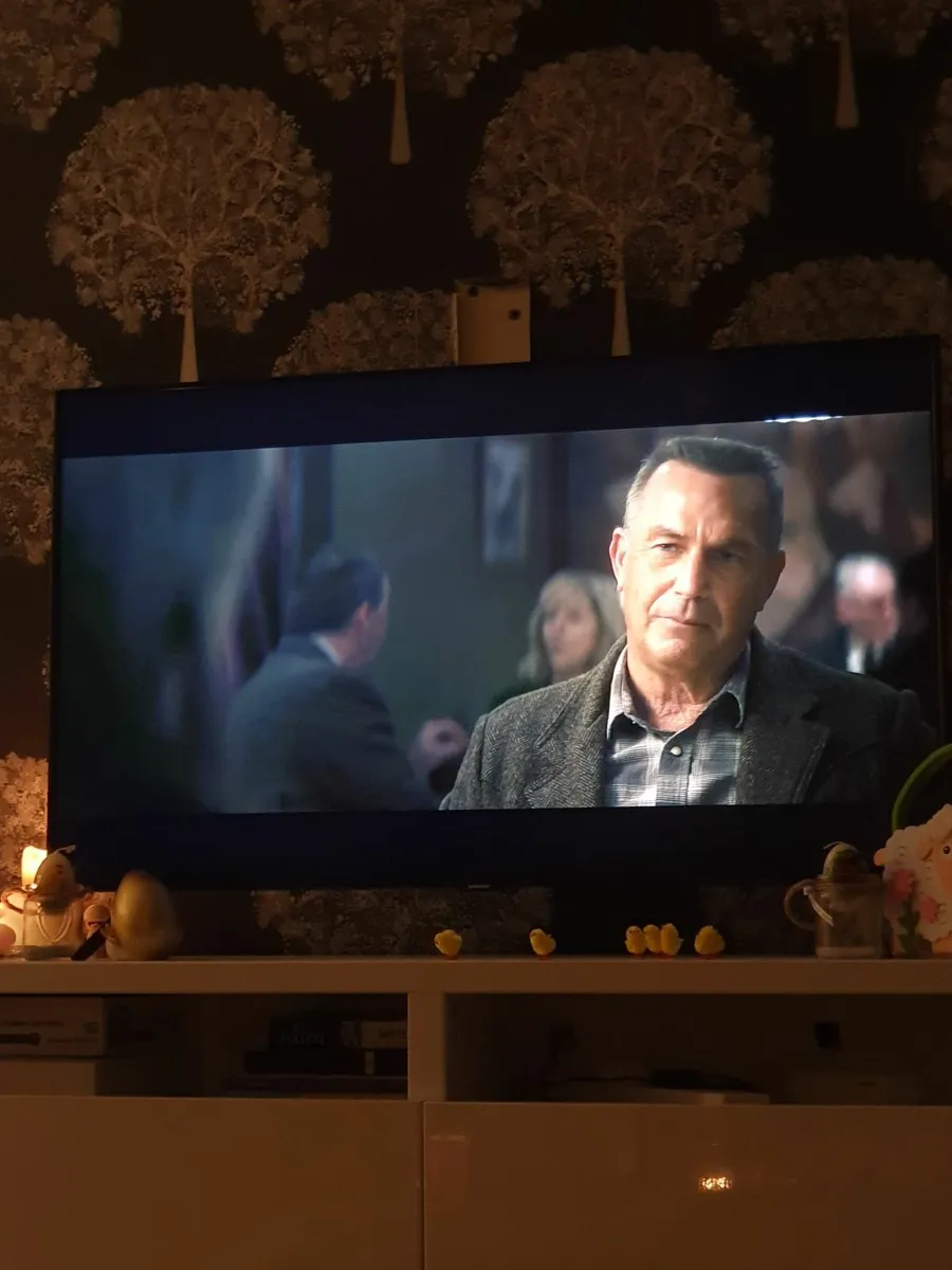 Samsung 43" Crystal UHD 4K HDR Smart TV - like new - Image 3