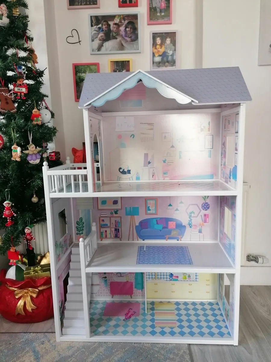 Wooden dolls house - Image 1
