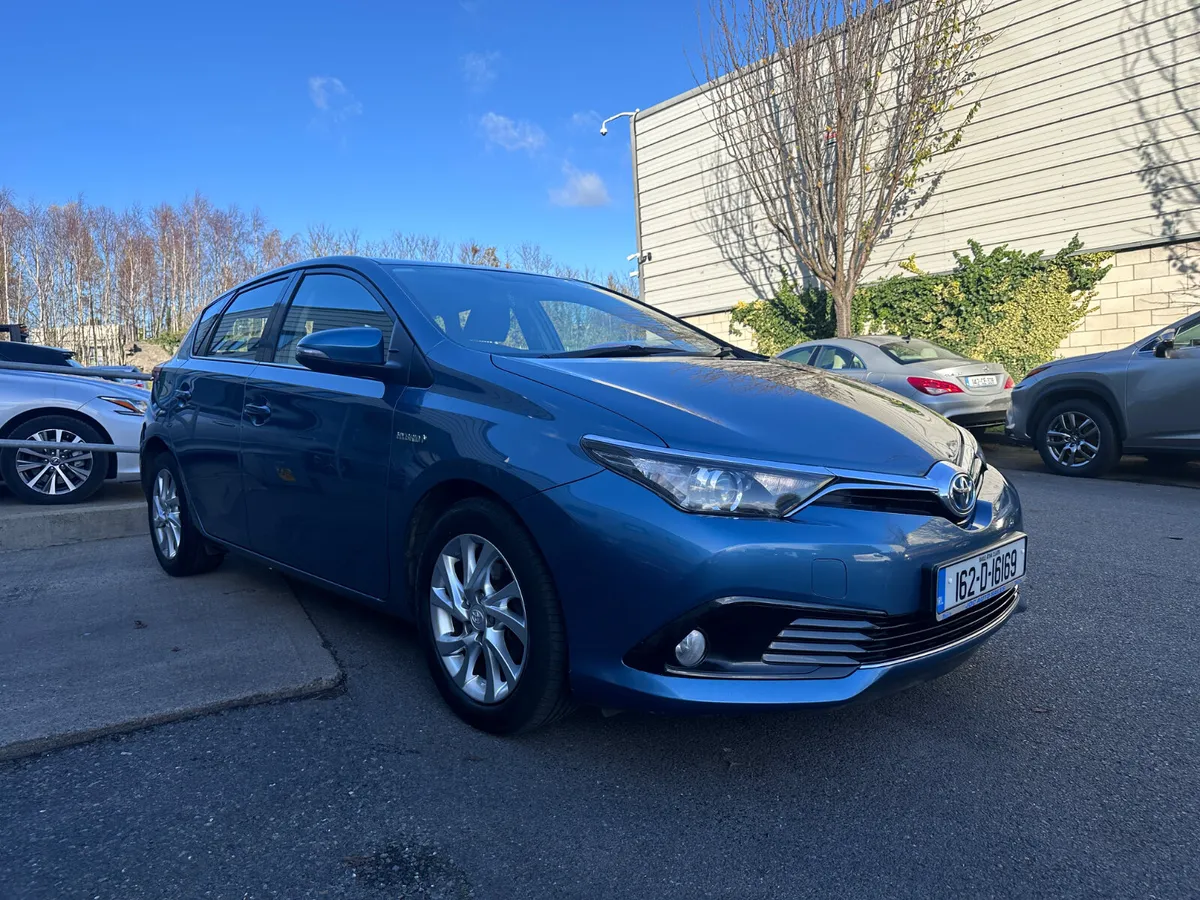 Toyota Auris Hybrid Luna, 2016 - Image 1