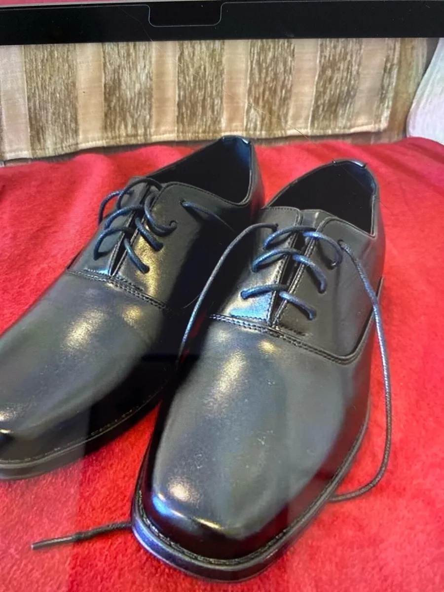 Men’s black size 8 shoes - Image 1