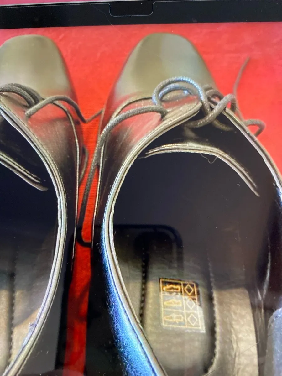 Men’s black size 8 shoes - Image 2
