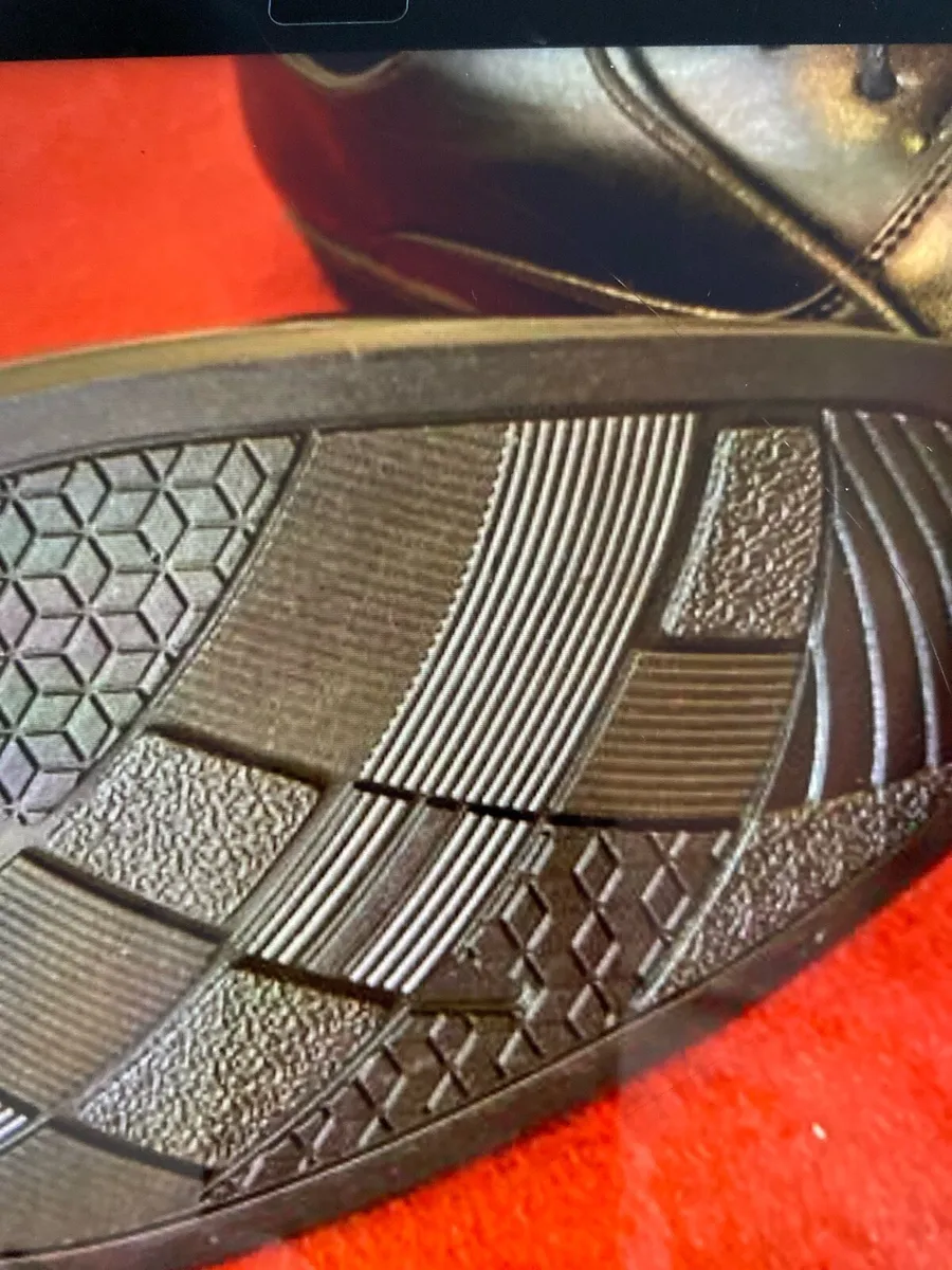 Men’s black size 8 shoes - Image 3