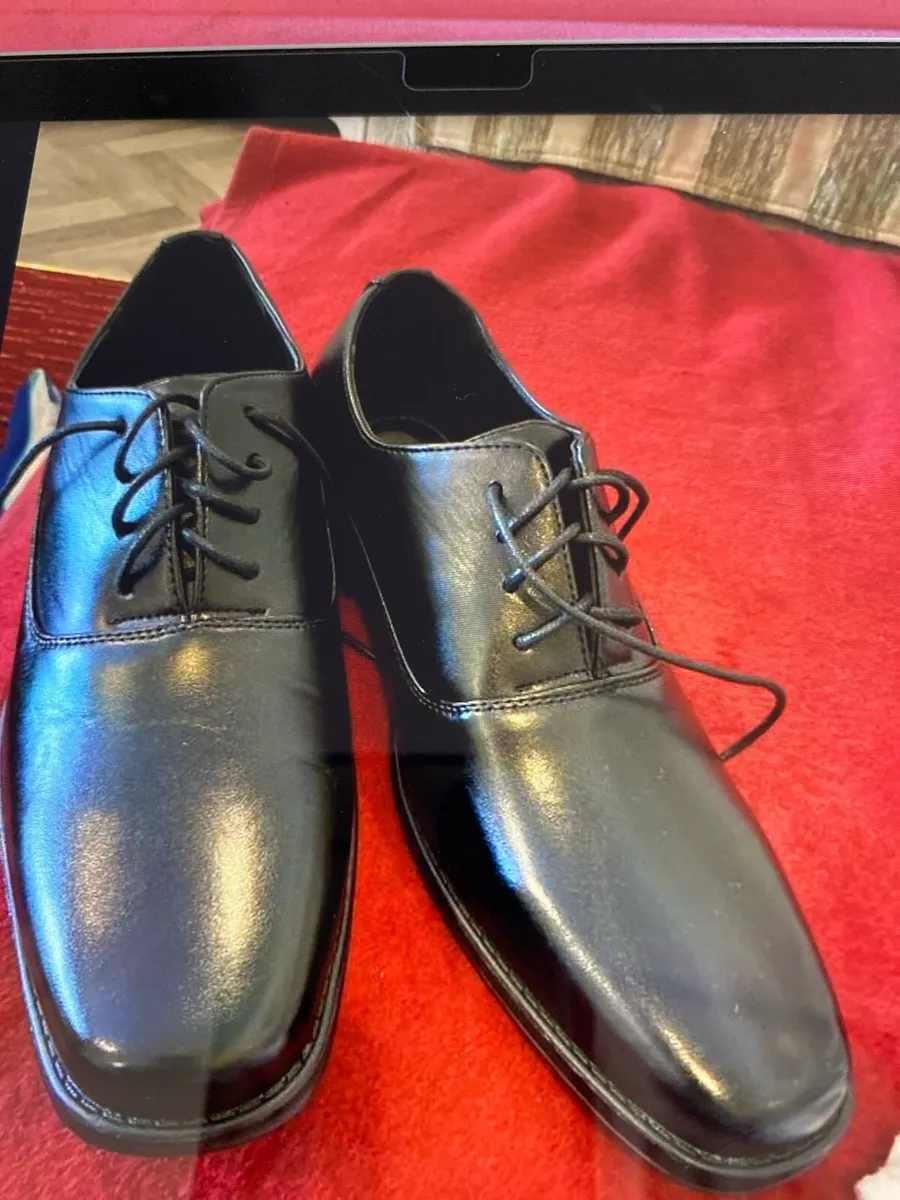 Men’s black size 8 shoes - Image 4