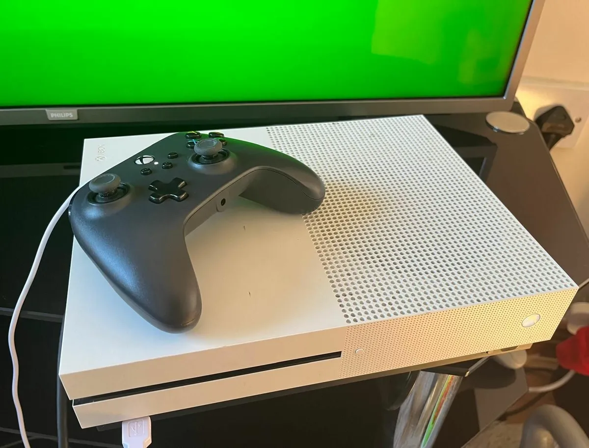 Xbox One Console with Controller, HDMI & Power Cab - Image 1