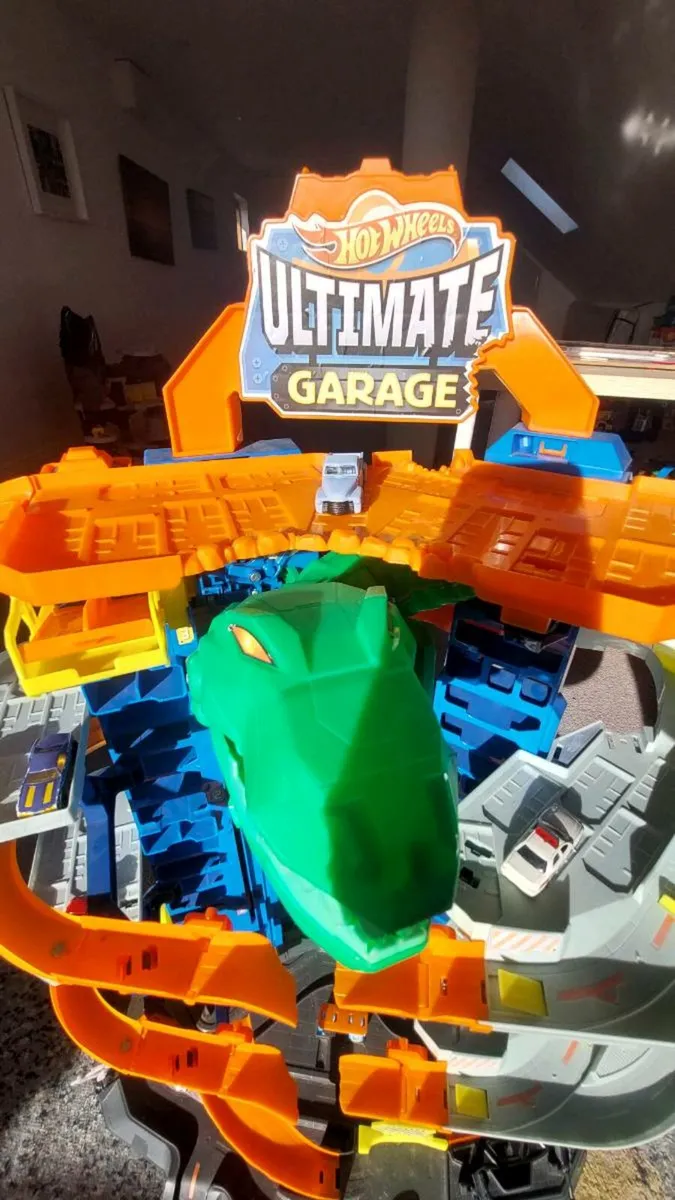 Hot Wheels City Ultimate Garage Playset 91cm Tall - Image 3